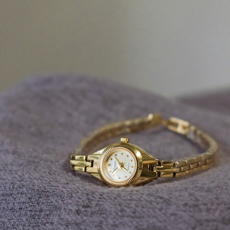 Women's Retro Casual Horse Eye Copper Strips Mid-ancient Watch