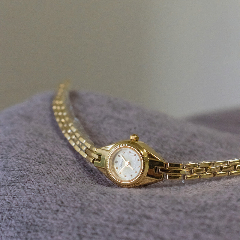 Women's Retro Casual Horse Eye Copper Strips Mid-ancient Watch